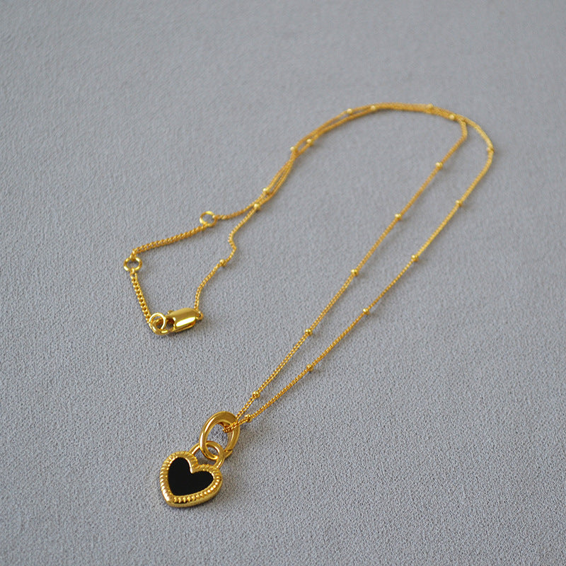Goldcollier mit Herzanhänger in Schwarz und Weiß