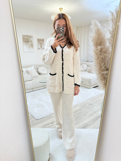 Strick-Set mit goldenen Knöpfen