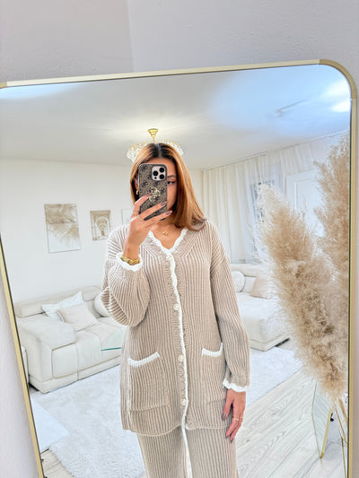 Strick-Set mit goldenen Knöpfen