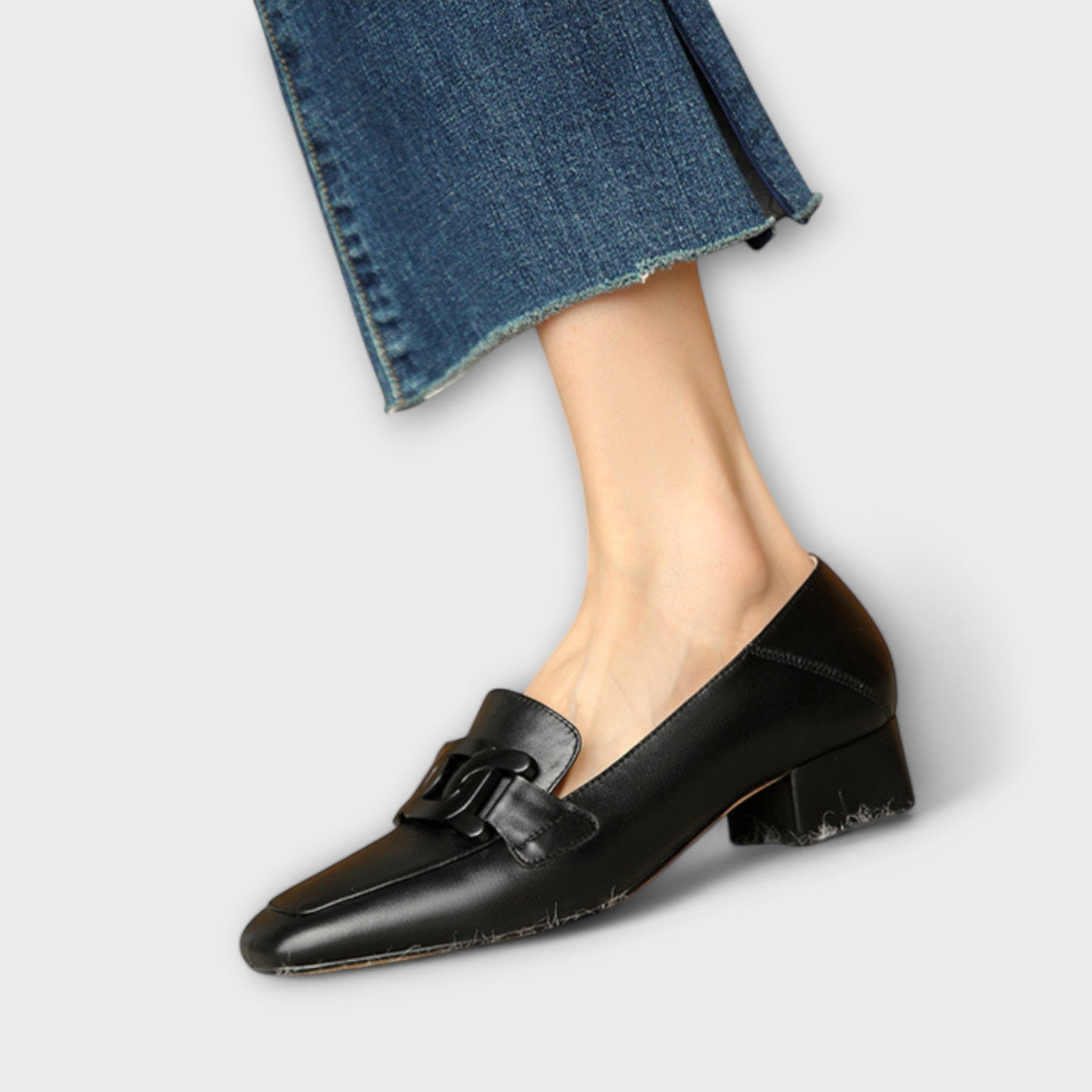 Almira – Elegante Loafers mit Statement-Kette