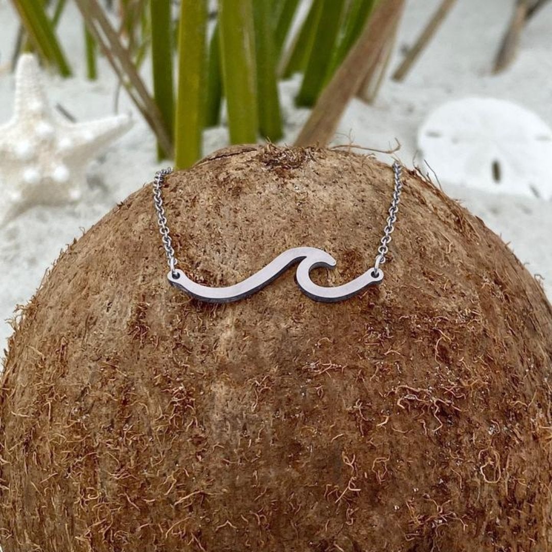 Collier in silbernen Meereswellen