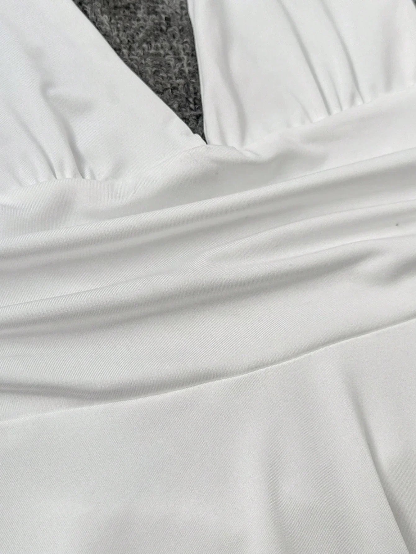 Minikleid mit Halterneck und Skater-Schnitt – Figurbetont & Feminin