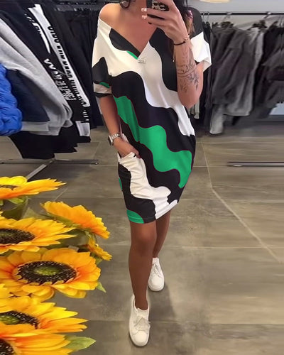 Kleid Mit V-Ausschnitt Und Wellenmuster