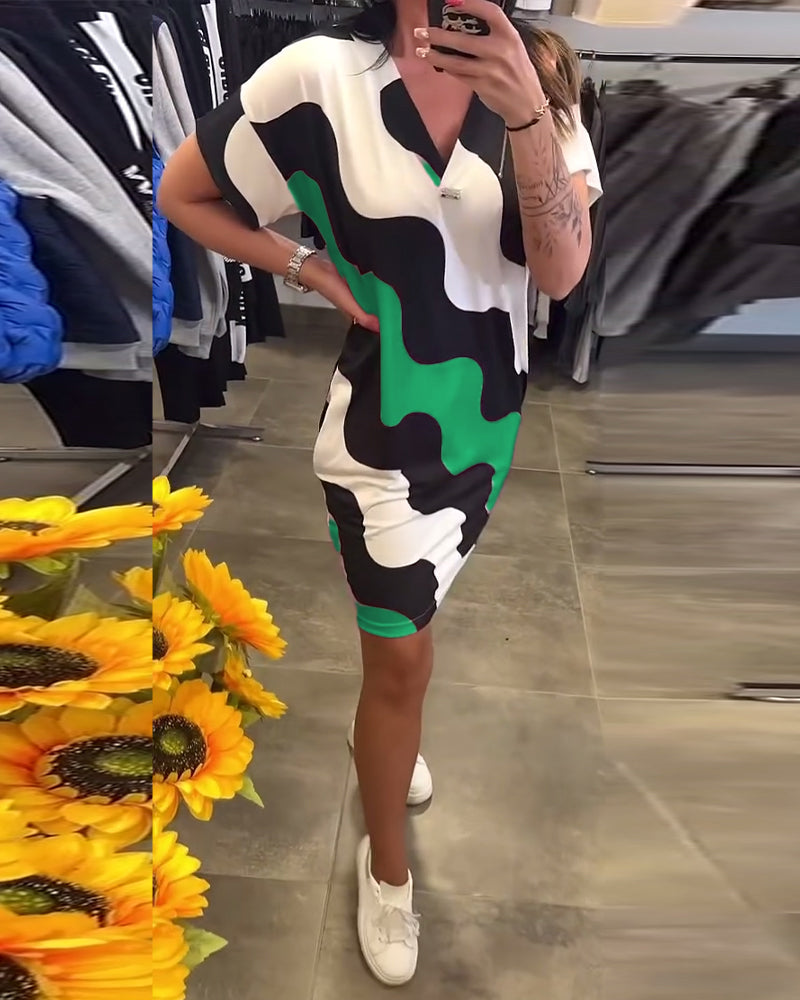 Kleid Mit V-Ausschnitt Und Wellenmuster