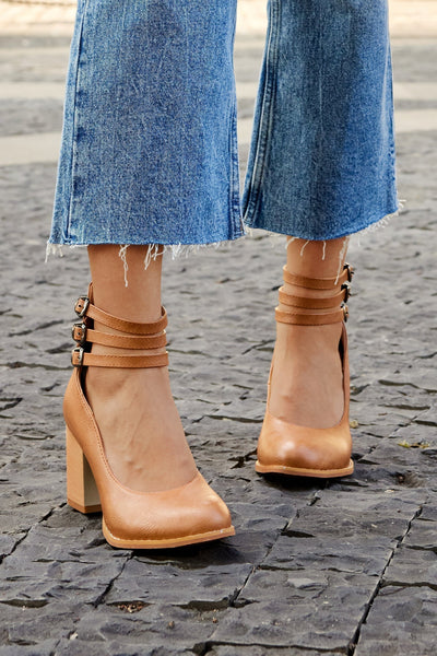 Caa – Schlichte Sandalen mit Fesselriemen