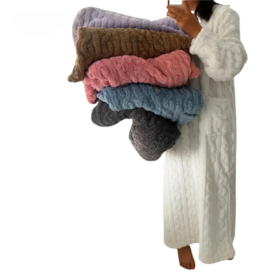 Warmes Pulloverkleid aus Kabelstrick für Damen