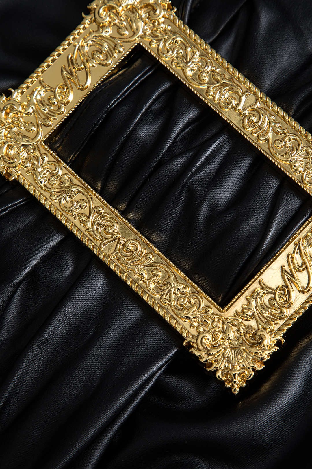 Lyra | Figurbetonter Kunstleder-Minirock mit asymmetrischer Drapierung und goldener Zierschnalle