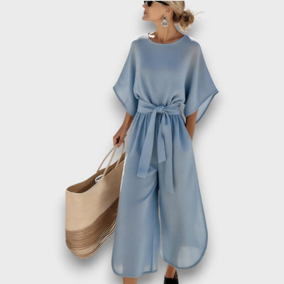 Avelina – Sommerlicher Jumpsuit mit Taillengürtel