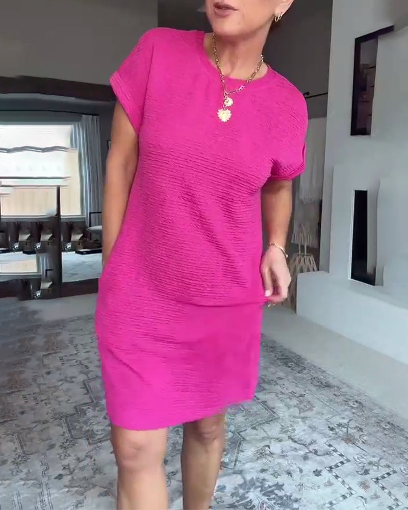 Lässiges Kleid mit kurzen Ärmeln und Rundhalsausschnitt