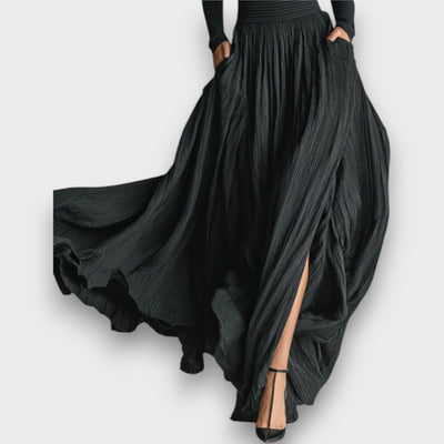 Elisara – Schwarzes Set mit Rollkragen und Plisseerock