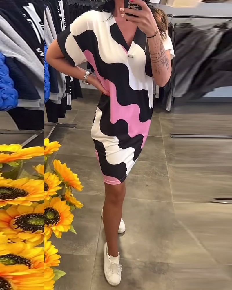 Kleid Mit V-Ausschnitt Und Wellenmuster