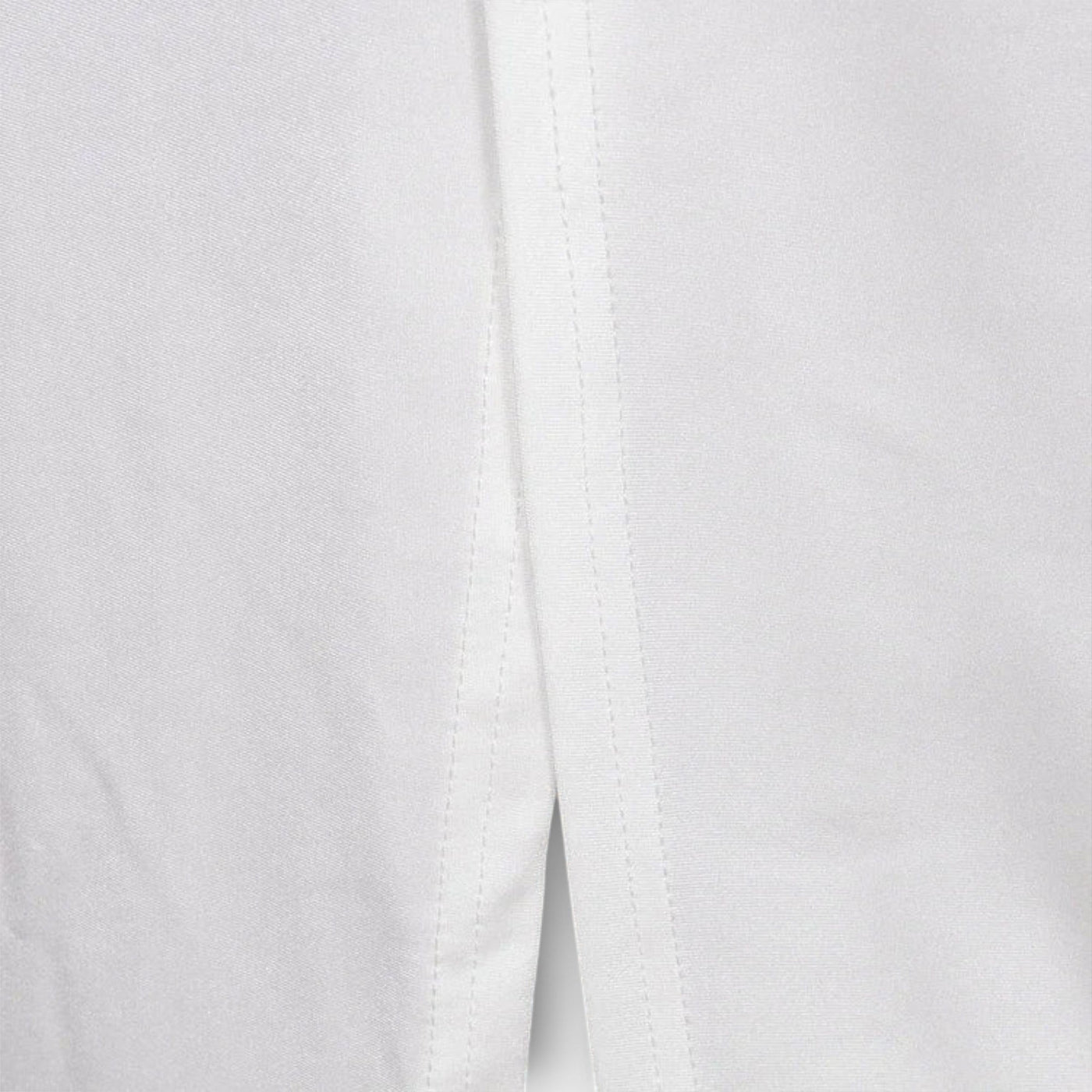 Selah - Weißes Langarmkleid mit Taillenausschnitt und Strassakzenten