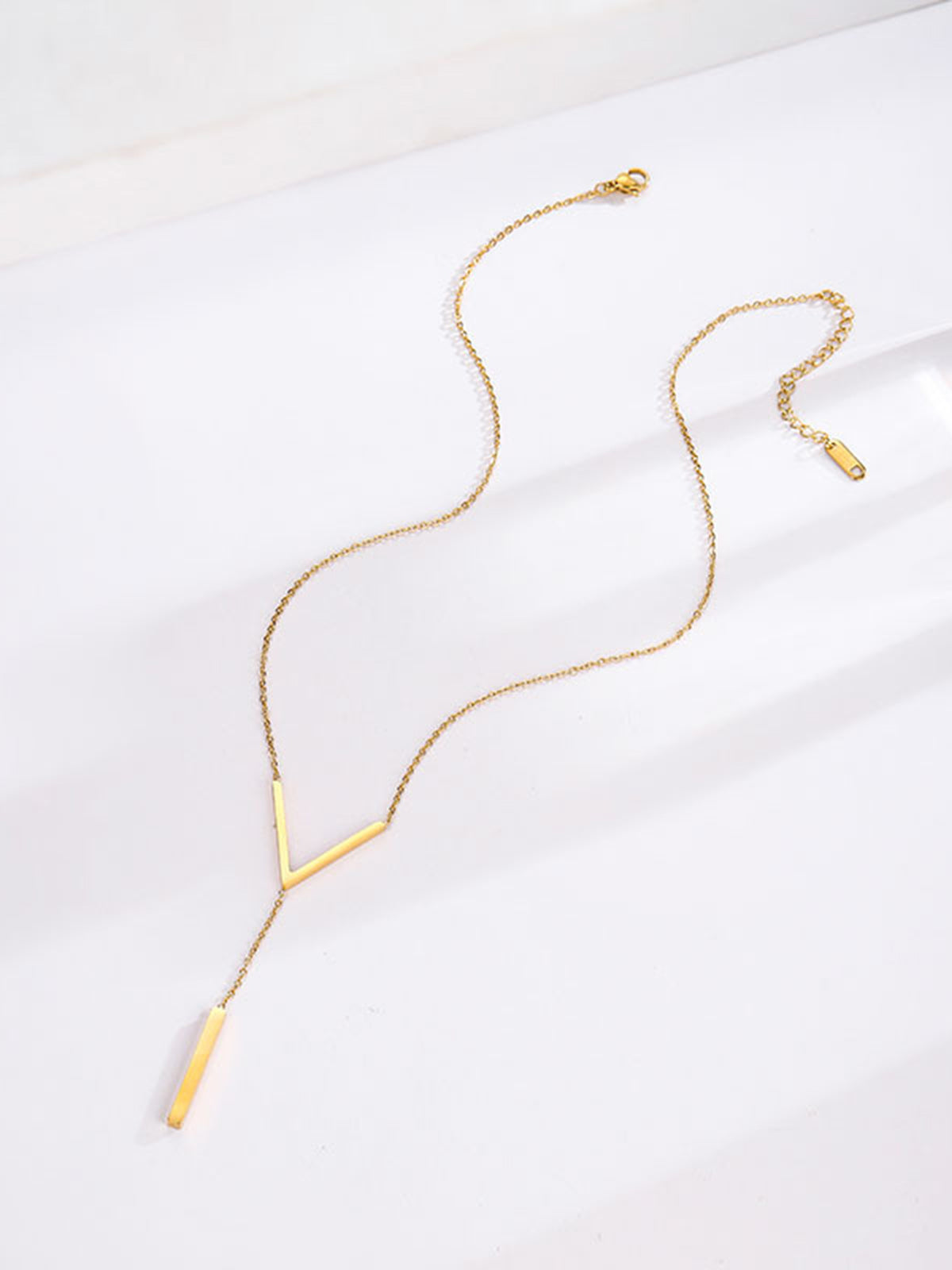 Minimalistische Halskette mit geometrischem Anhänger aus Titanstahl