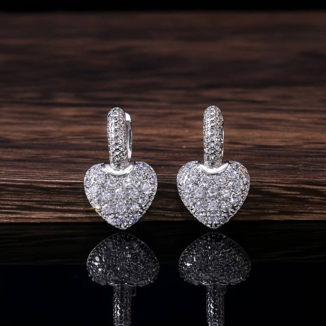 Elegante glänzende Herz-Ohrringe