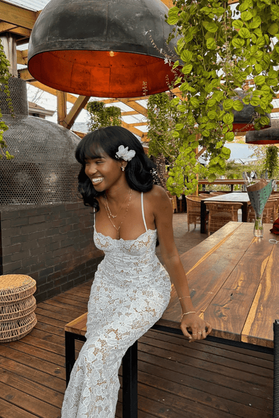 Elegantes Spitzen-Maxikleid – Fließende Abendrobe mit luxuriöser Spitze