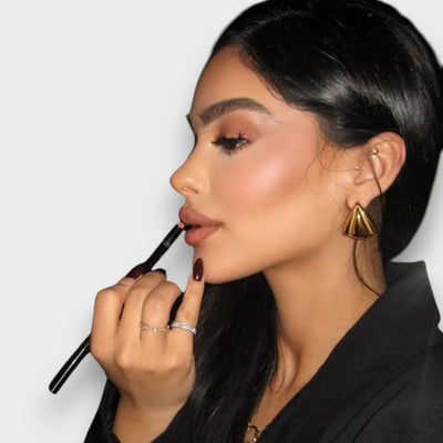 Nuna – Goldene Ohrstecker mit Skulptur-Charakter