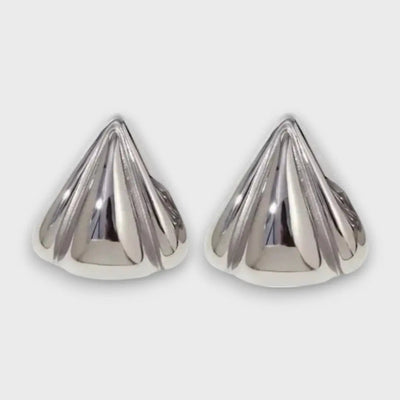 Nuna – Goldene Ohrstecker mit Skulptur-Charakter