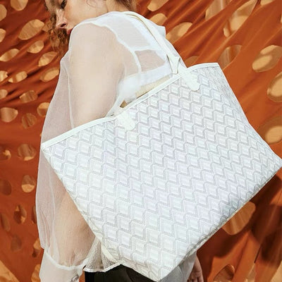 Millicent™ Confidence auf der Schulter