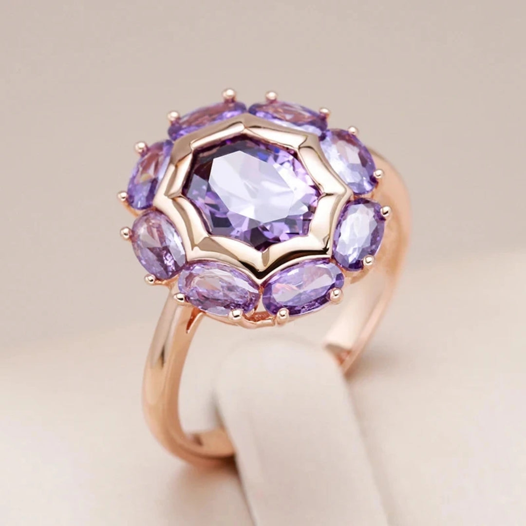 Goldring mit rundem violettem Kristall