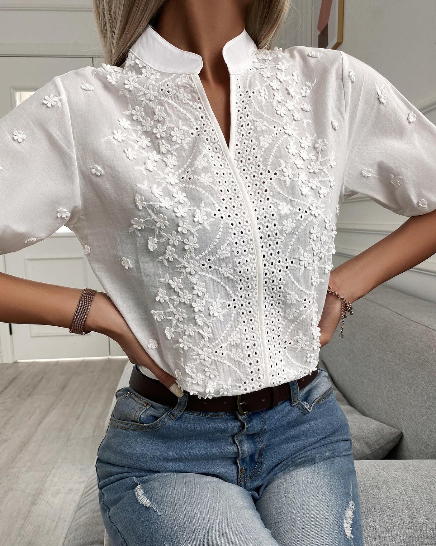 ENID | BESTICKTE BLUSE MIT KNOPFLEISTE