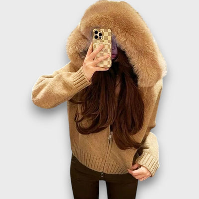 Alisanne – Strickjacke mit Reißverschluss und Faux-Fur-Kragen