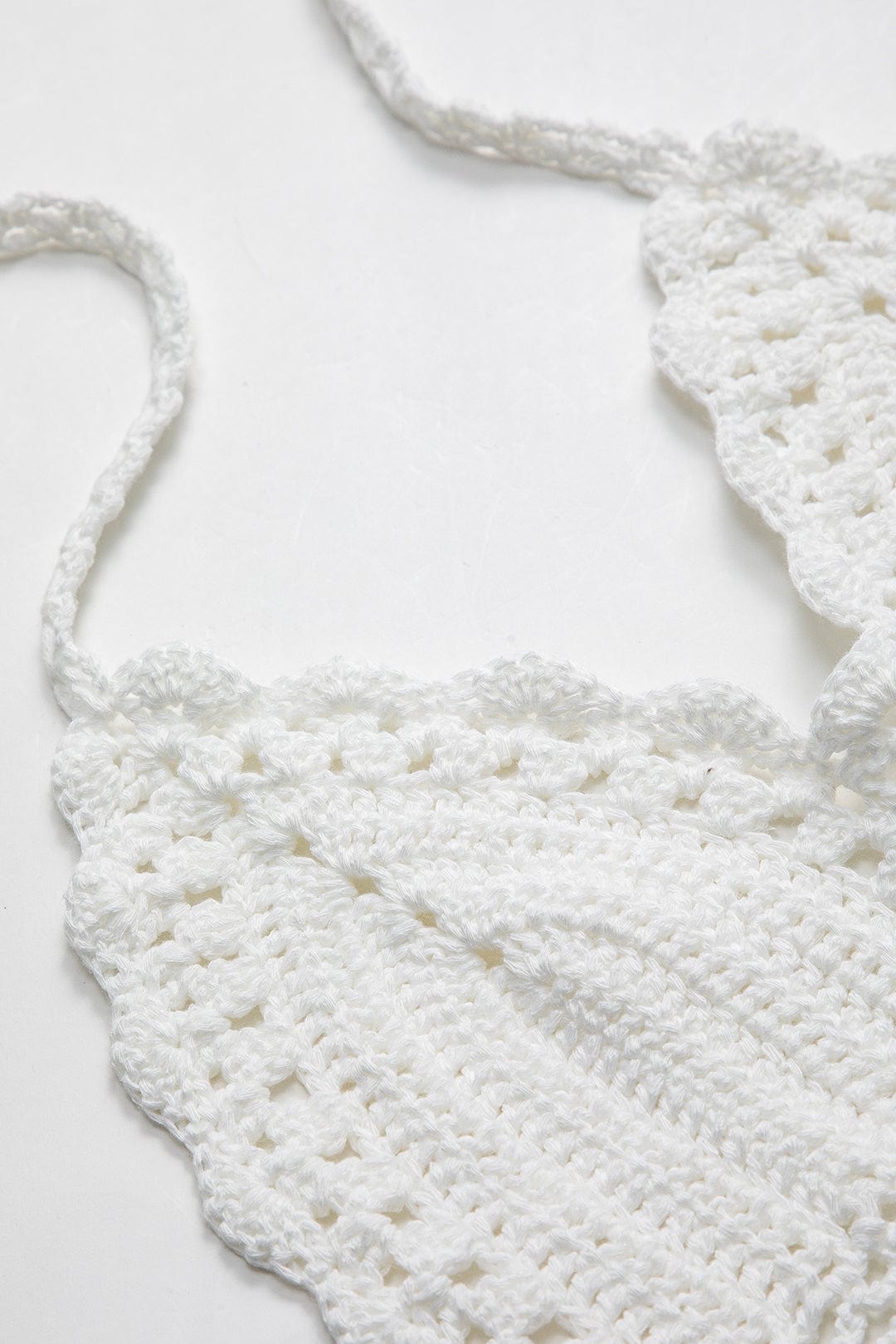 Nora | Weiß Handgehäkeltes Boho-Crop-Top mit Neckholder & verstellbaren Bindebändern