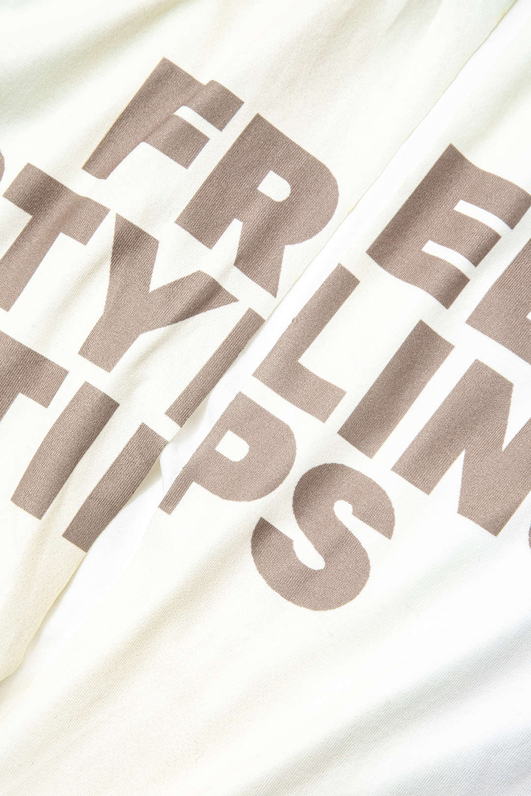 Edith | Stylisches Front-Tie-Shirt mit trendigem Schriftzug und engem Schnitt