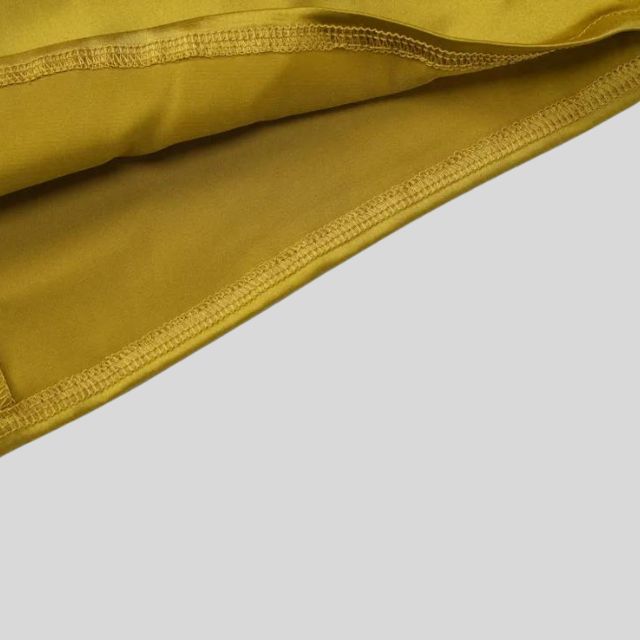 Seidiges Satinkleid mit Kontrastpaspelierung