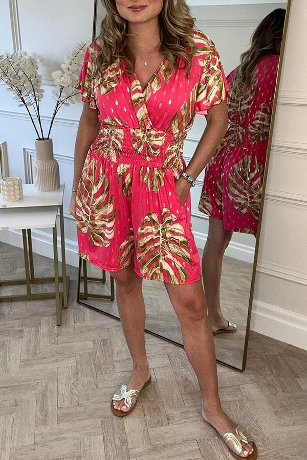 Kurzes Sommerkleid mit tropischem Print & Smoktaille – Luftig & Casual