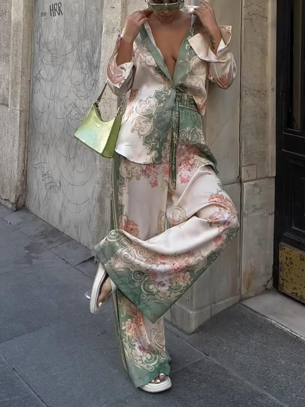 Vollständiges Satinierter Barock – Blumenhemd und breite Beinhose