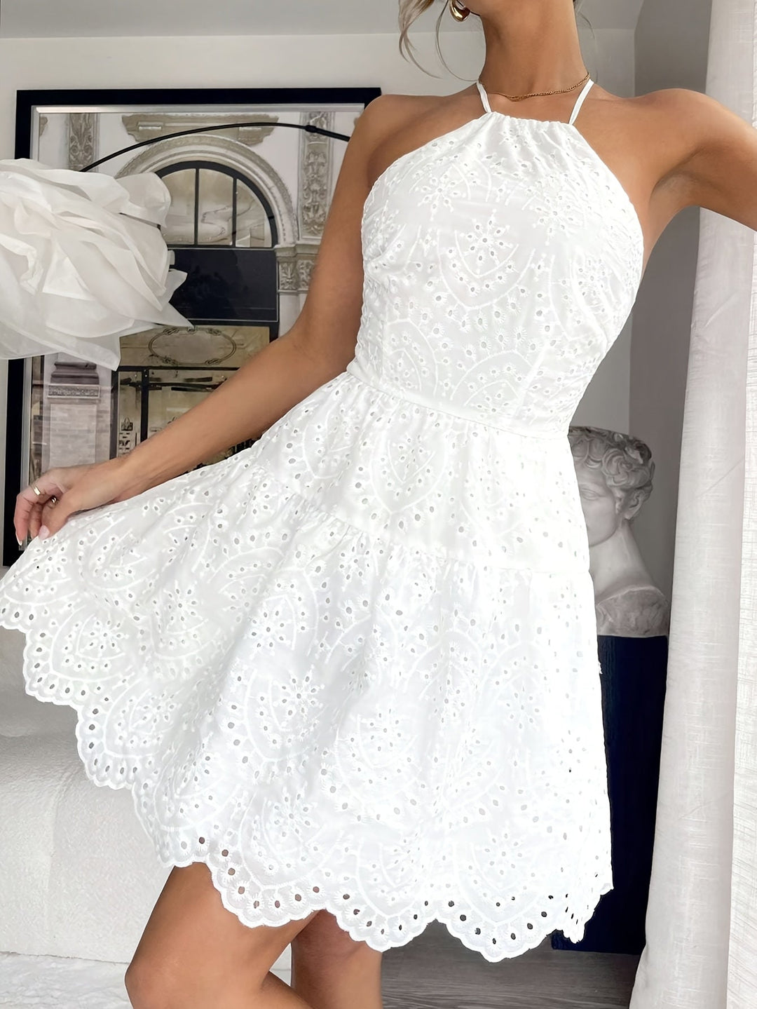 Loisa – Elegantes Weißes Halterneck-Kleid mit Rückenfreiem Design