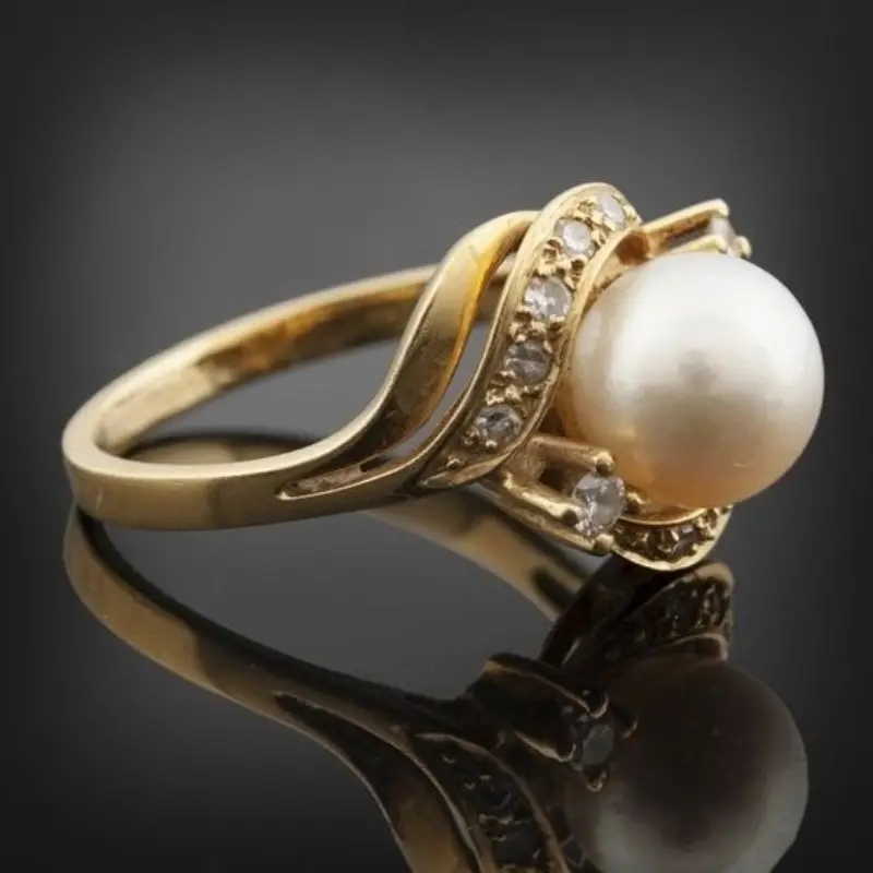 Eleganter Ring mit Perle und glänzendem Gold