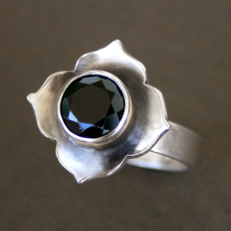 Vintage-Silberring mit Blume und dunklem Kristall