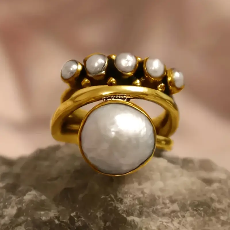 Vintage-Ring mit zahlreichen goldenen Perlen
