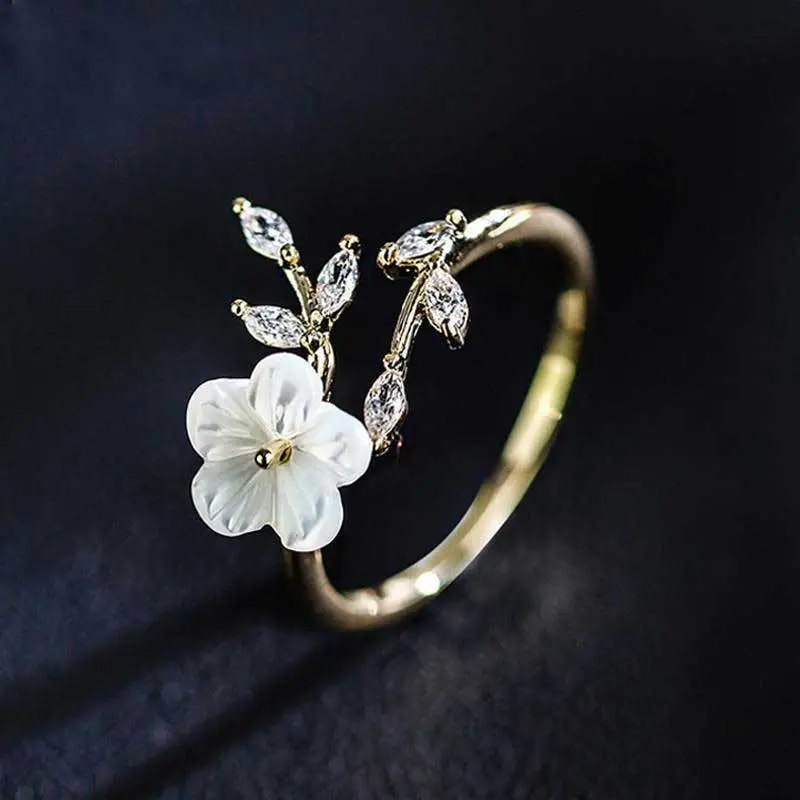 Ring mit weißen Blumen und Zirkon