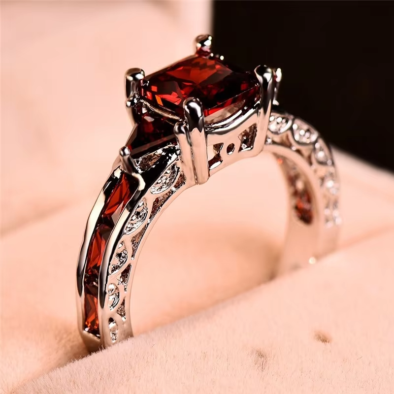 Eleganter glänzender roter Ring im Vintage-Stil