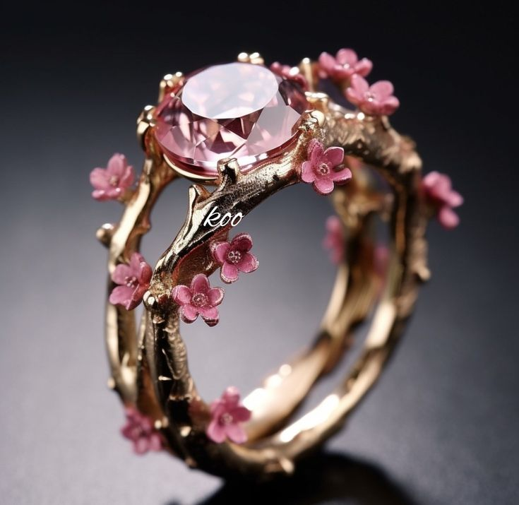 Verzaubernder Goldring mit rosa Kristall und kleinen Blumen