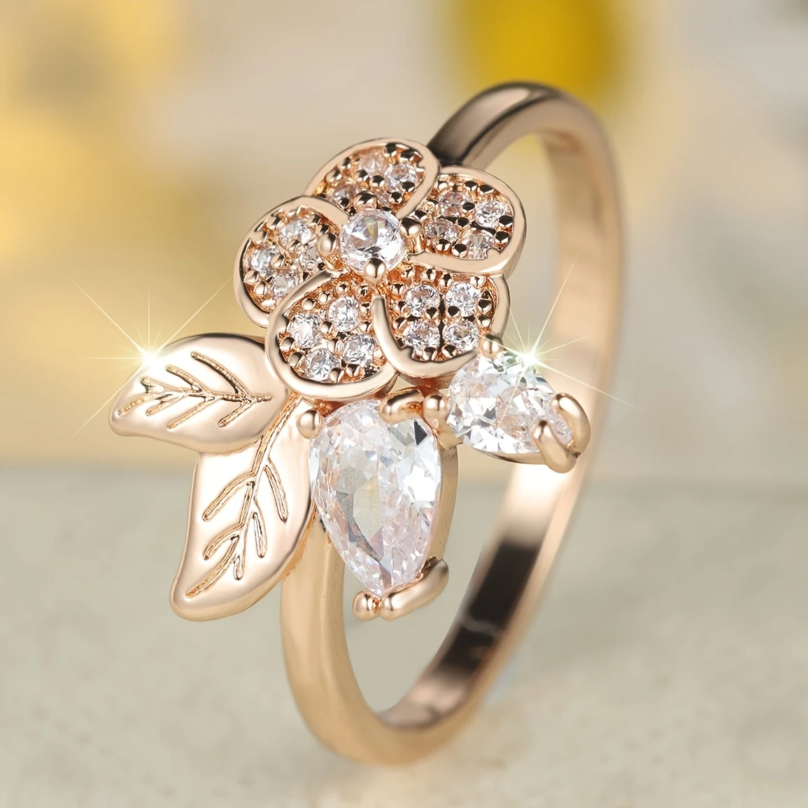 Goldene Ring mit Blume und Kristallen
