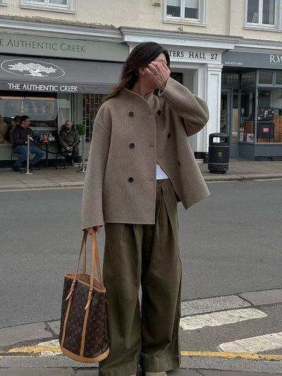Kurzer, Doppeltknöpfbarer, Einfarbiger Blazer im Britischen Stil – Stilvoll und Lässig