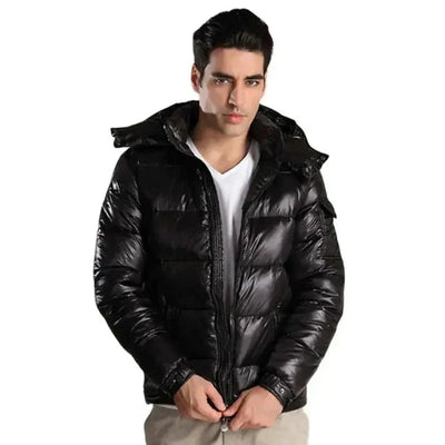 Moderne glänzende Herrenpufferjacke für stilvolle Winterlooks