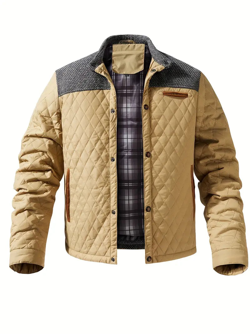 Wattierte Herrenjacke mit hohem Kragen und praktischen Taschen – ideal für kalte Tage
