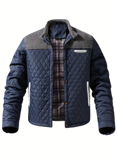 Wattierte Herrenjacke mit hohem Kragen und praktischen Taschen – ideal für kalte Tage